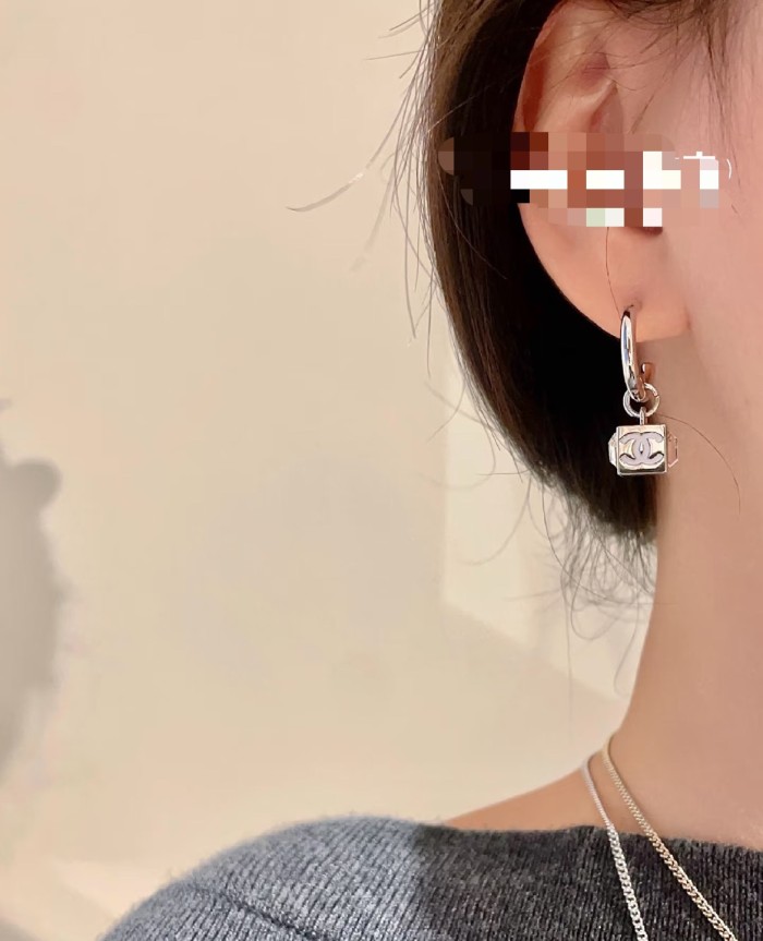 追跡付 シャネル 偽物通販 Chanelの中古ブロックピアス