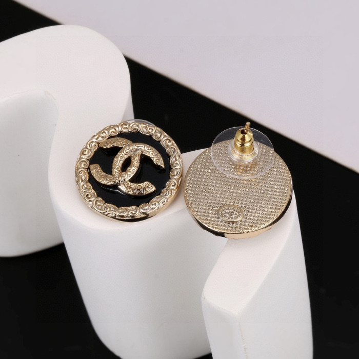 使い勝手良し シャネル コピー Chanelの定番の黒のラウンド型ダブルCピアス