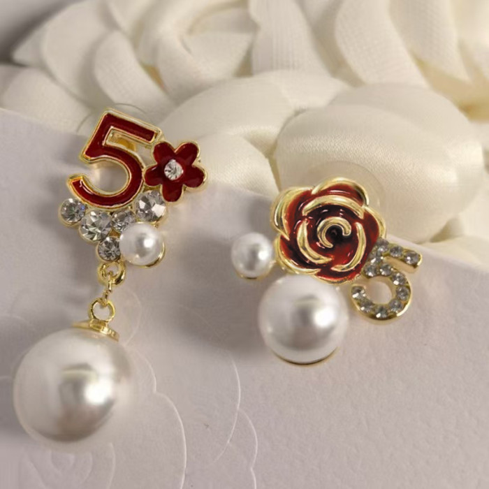 入手困難 シャネル コピーおすすめ Chanel のアルファベット5文字椿の花をちりばめた真珠ピアスアクセサリー