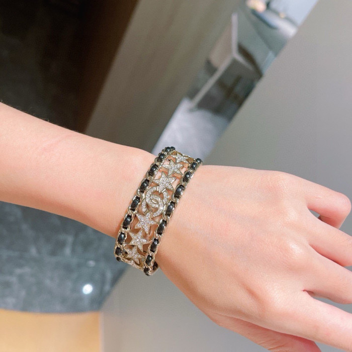 入手困難  シャネル スーパーコピー の 黒革ブレスレット