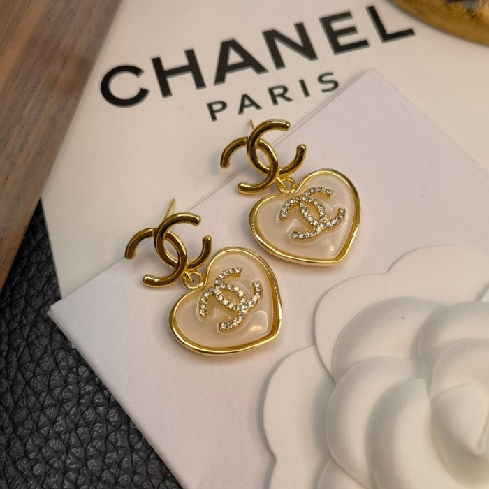 ★超人気 シャネル コピー Chanel のホワイトクリスタルアルファベットハートドリルアルファベットピアスアクセサリー