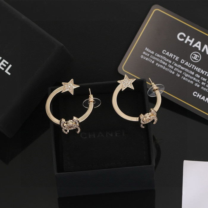 一目惚れ♪  シャネル n級品 Chanelのライトゴールドのイヤリング