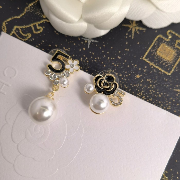 入手困難 シャネル コピーおすすめ Chanel のアルファベット5文字椿の花をちりばめた真珠ピアスアクセサリー