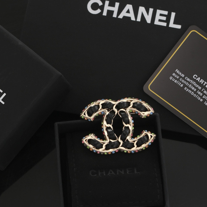 高品質 シャネル コピーおすすめ Chanelのラック本革カラードリルブローチ