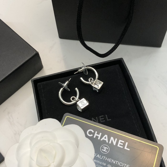 追跡付 シャネル 偽物通販 Chanelの中古ブロックピアス