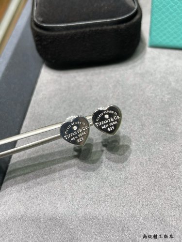 累積売上総額第１位！ティファニー 偽物通販  の素銀ハート型ドリル付きピアス