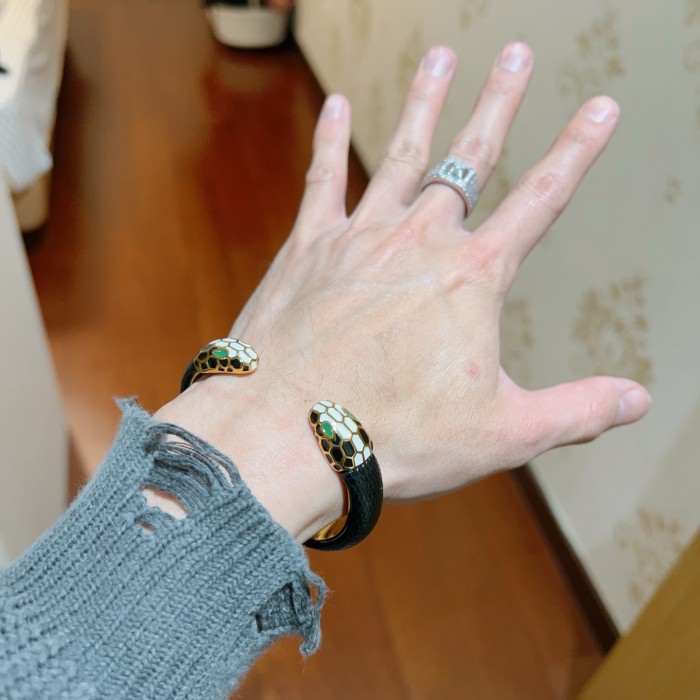 ★超人気 ブルガリ n級品 のブレスレットSerpenti Viperシリーズの蛇の頭ブレスレット