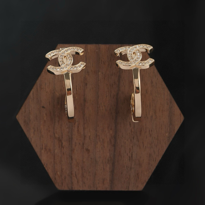 一目惚れ♪  シャネル n級品 Chanelのライトゴールドのイヤリング