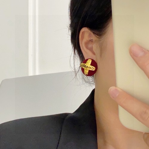 追跡付 シャネル 偽物通販 Chanel アルファベットダブルC高バージョンモコモコ秋冬モデルワインレッドピアス