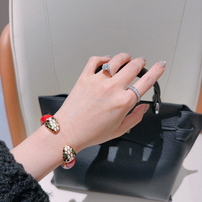 入手困難ブルガリ 激安通販 のブレスレットSerpenti Viperシリーズの蛇の頭ブレスレット