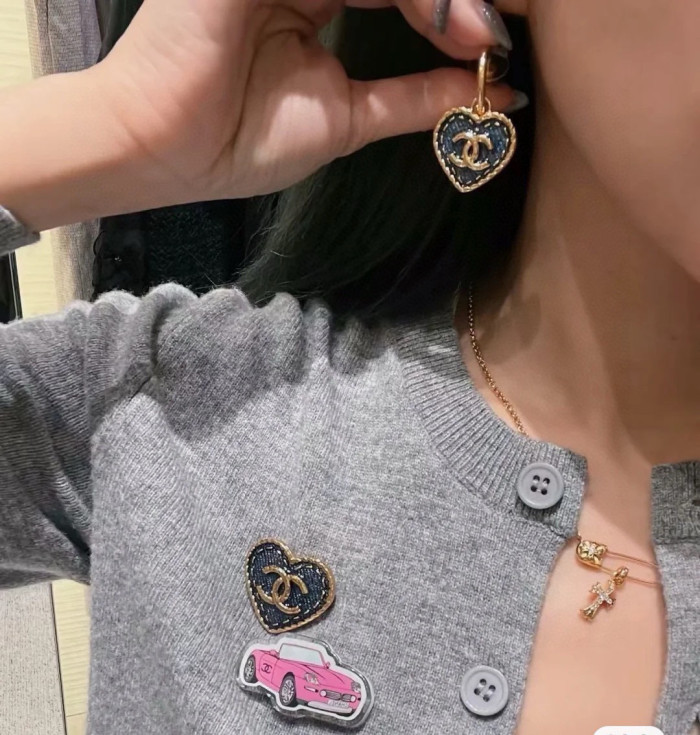 超話題! シャネル コピーおすすめ Chanelの定番復古作旧青色精緻ハート桃ピアス