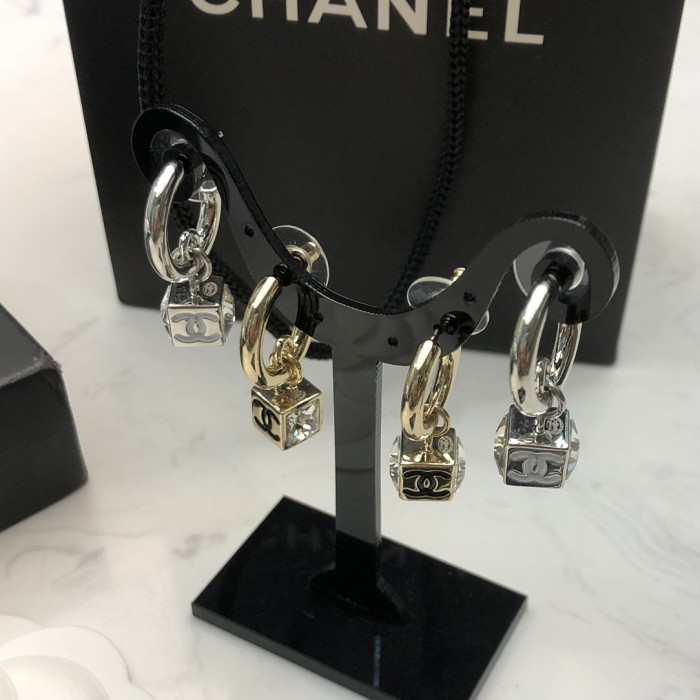 追跡付 シャネル 偽物通販 Chanelの中古ブロックピアス