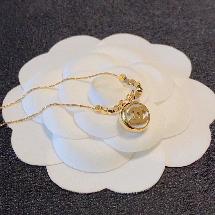 超奇跡の入荷☆ シャネル コピー Chanel ダブルC小刻み金白貝母ネックレス
