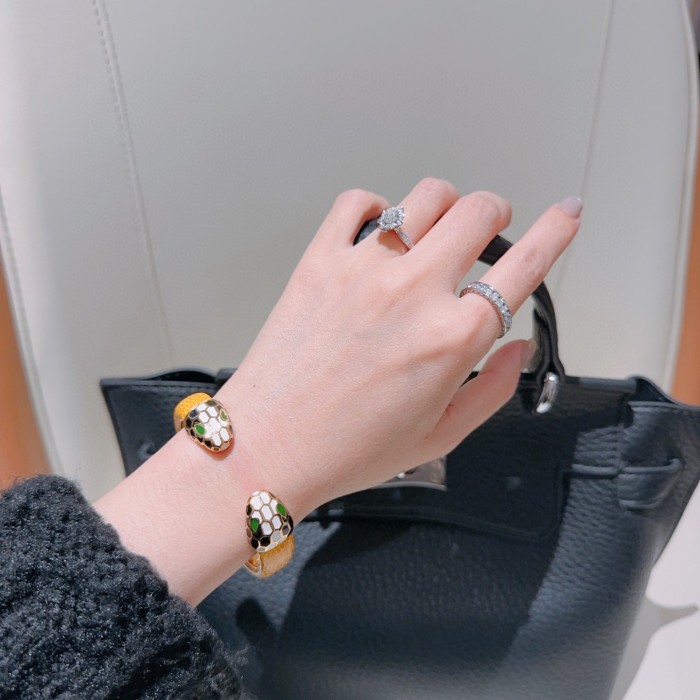 超話題! ブルガリ コピー のブレスレットSerpenti Viperシリーズの蛇の頭ブレスレット