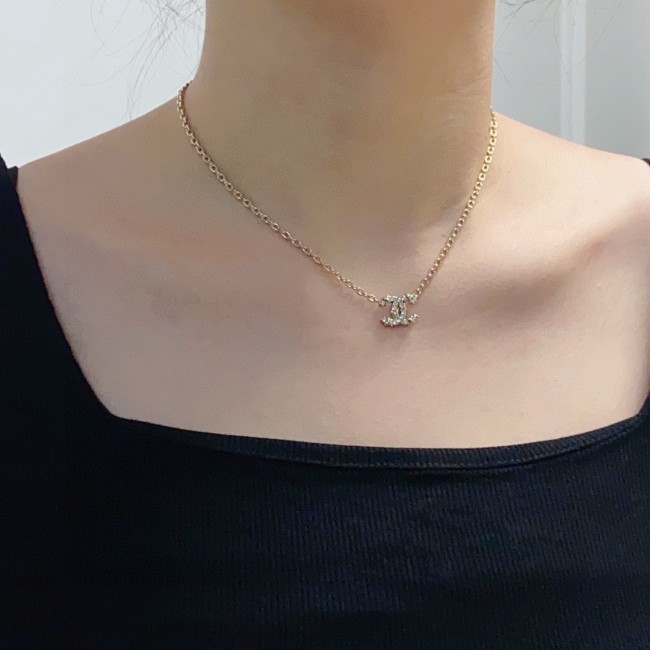 新作 シャネル 偽物通販 ChanelのダブルCシャンパンゴールドダイヤモンド小さなペンダントネックレス