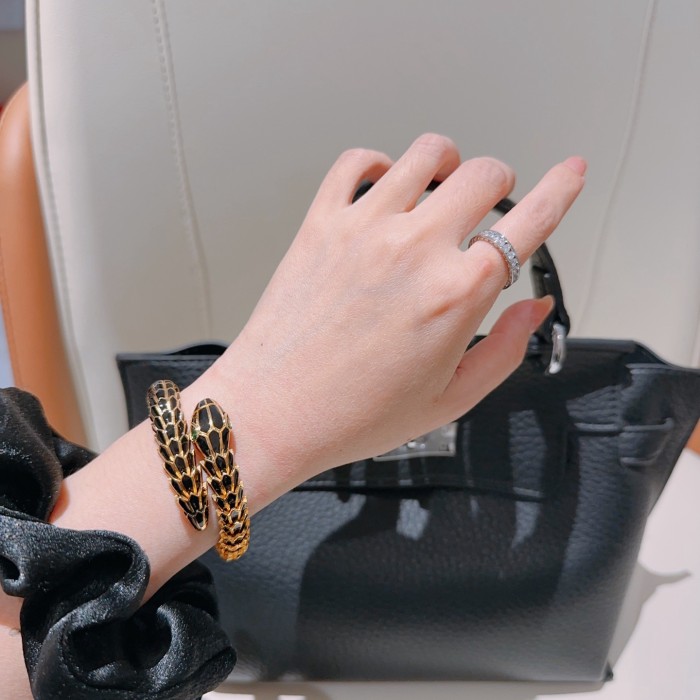 【話題商品！】ブルガリ コピー のブレスレットSerpenti Viperシリーズ間の蛇骨ブレスレット