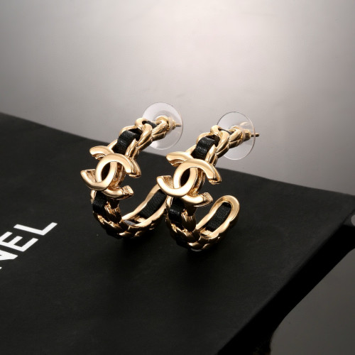 入手困難 シャネル 激安偽物 Chanelの定番の黒革のダブルCピアス