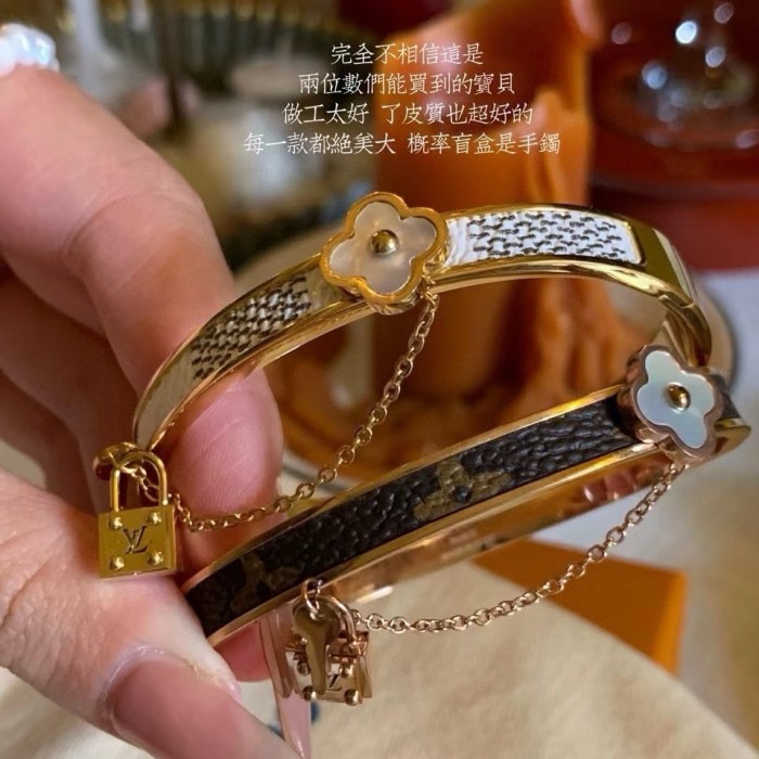 ★超人気 ルイヴィトン 激安通販 LVアルファベットロックかぎ本腕輪