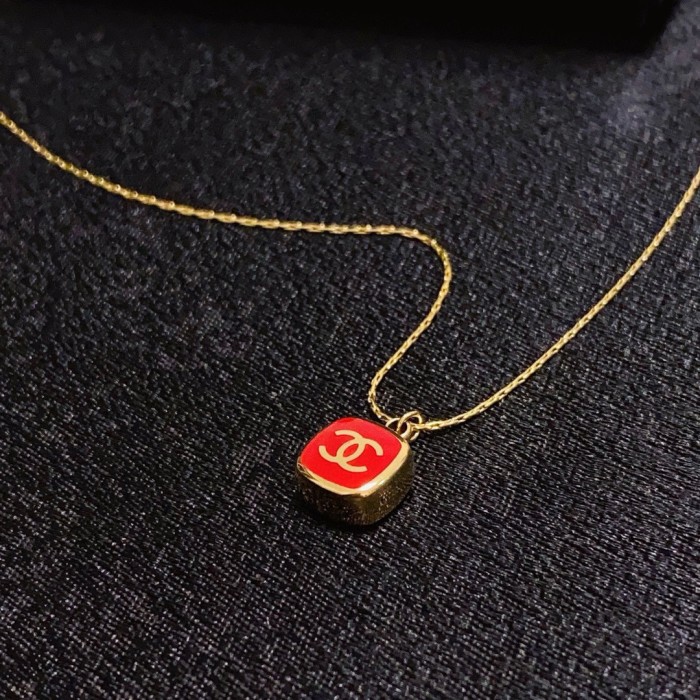 超奇跡の入荷☆ シャネル 激安通販 ChanelのダブルCニューイヤーレッド正方形ネックレス