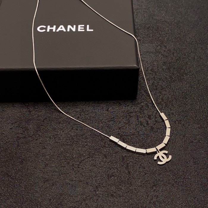 一目惚れ♪ シャネル コピーおすすめ ChanelのダブルCシルバーペンダントネックレス