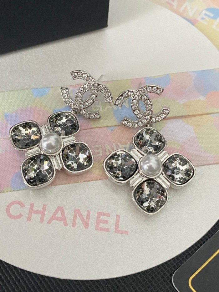 【話題商品！】シャネル 偽物通販 Chanelののクリスタル山茶花たっぷりアルファベットピアスアクセサリー