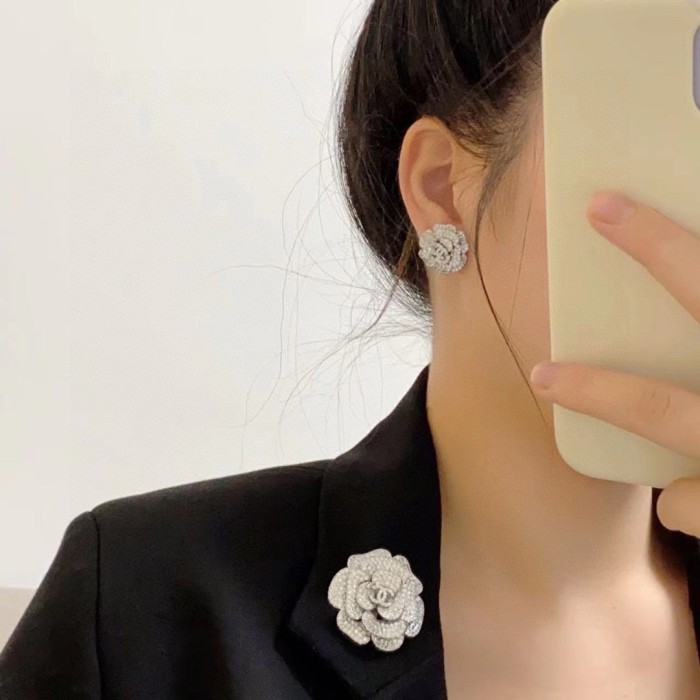 累積売上総額第１位！シャネル 激安偽物 Chanelのシルバーダイヤモンド椿ドリルピアス
