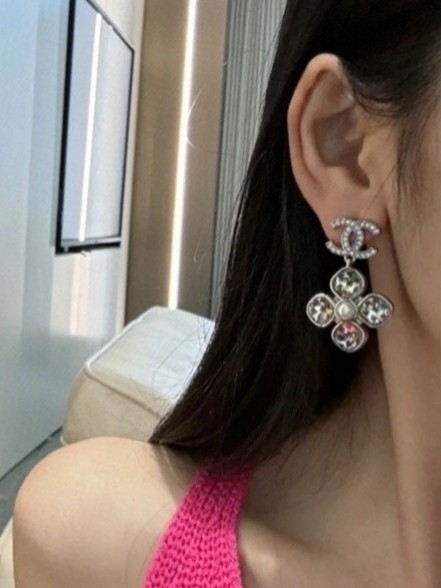 【話題商品！】シャネル 偽物通販 Chanelののクリスタル山茶花たっぷりアルファベットピアスアクセサリー
