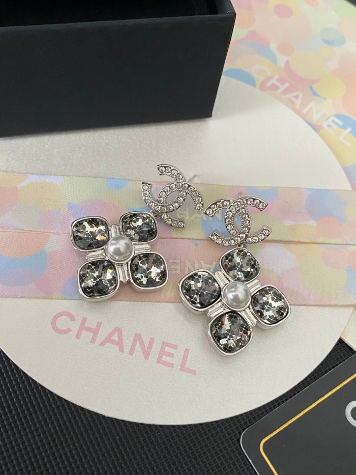 【話題商品！】シャネル 偽物通販 Chanelののクリスタル山茶花たっぷりアルファベットピアスアクセサリー