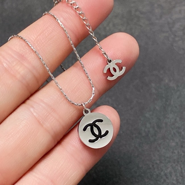 使い勝手良し シャネル n級品 ChanelのダブルCシルバーネックレス