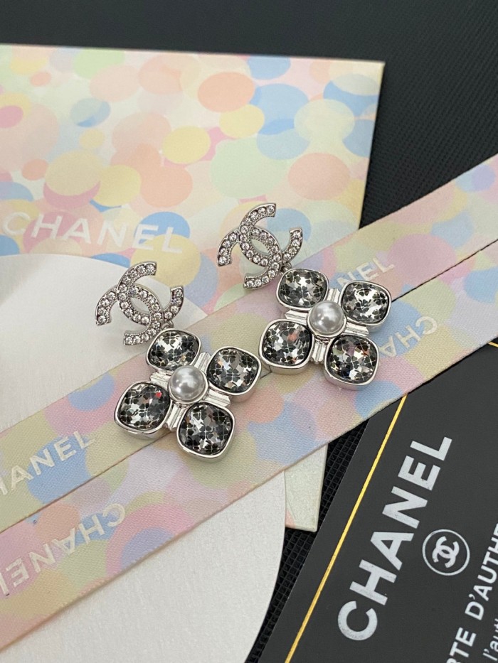 【話題商品！】シャネル 偽物通販 Chanelののクリスタル山茶花たっぷりアルファベットピアスアクセサリー