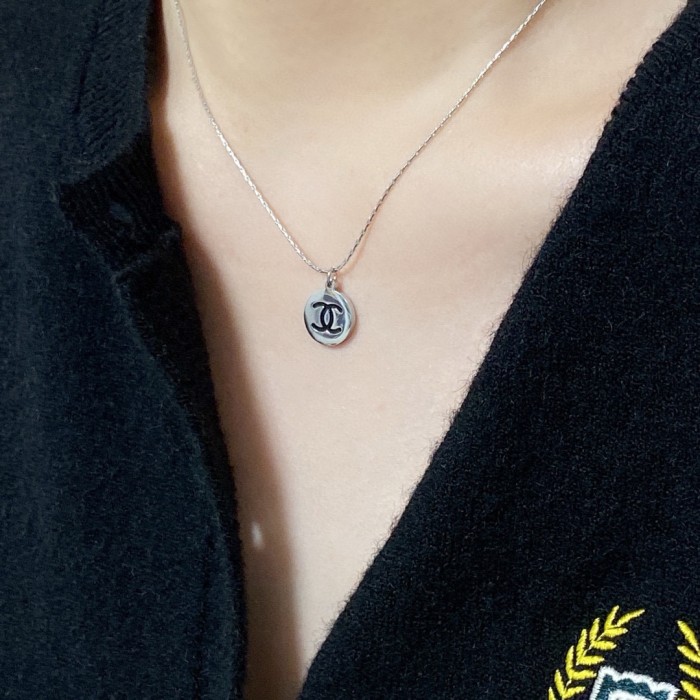 使い勝手良し シャネル n級品 ChanelのダブルCシルバーネックレス