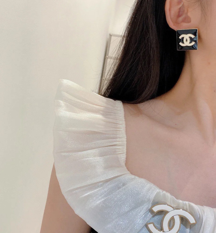 高品質 シャネル 激安通販 Chanelの四角いピアス