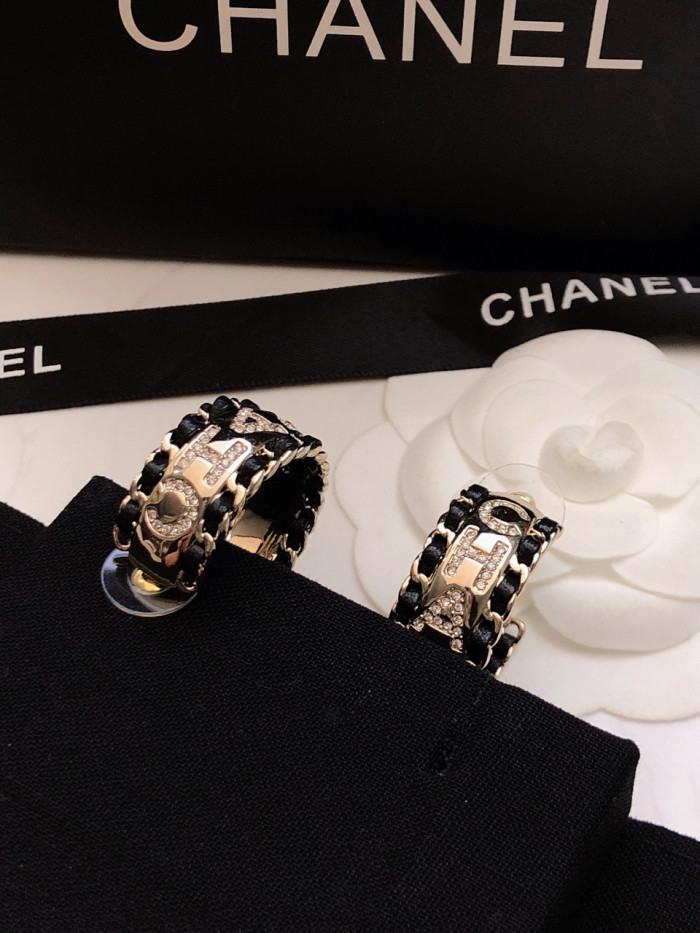 使い勝手良し シャネル スーパーコピー Chanelの新イヤリングモデル💫フリンジピアス