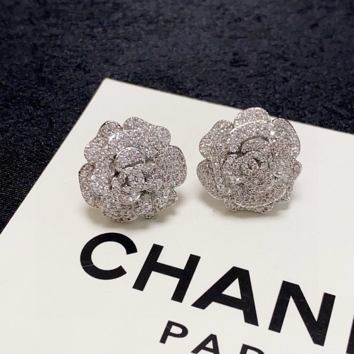 累積売上総額第１位！シャネル 激安偽物 Chanelのシルバーダイヤモンド椿ドリルピアス