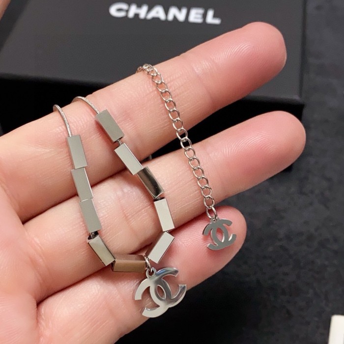 一目惚れ♪ シャネル コピーおすすめ ChanelのダブルCシルバーペンダントネックレス