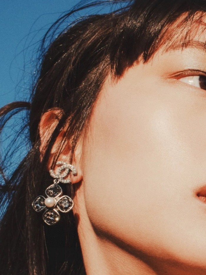 【話題商品！】シャネル 偽物通販 Chanelののクリスタル山茶花たっぷりアルファベットピアスアクセサリー