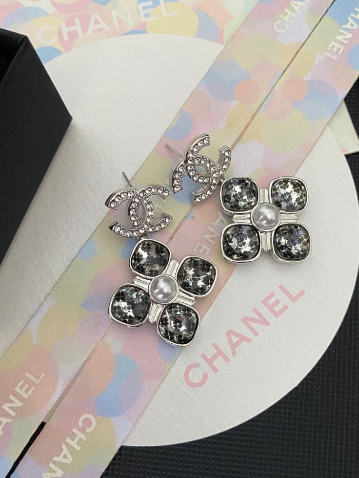 【話題商品！】シャネル 偽物通販 Chanelののクリスタル山茶花たっぷりアルファベットピアスアクセサリー
