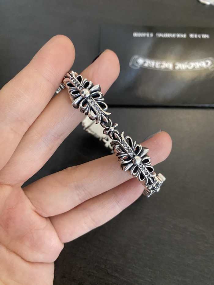 稀少 クロムハーツ コピーおすすめ 十字架を透かし彫りにした旧カップルの個性的なブレスレット