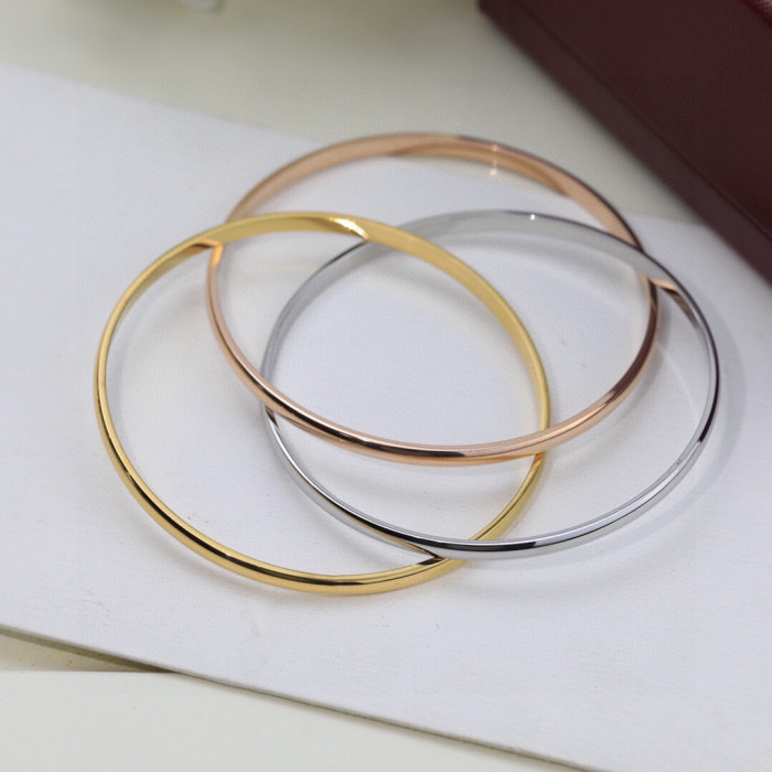 日本未入荷 カルティエ n級品 の三環三色ブレスレット