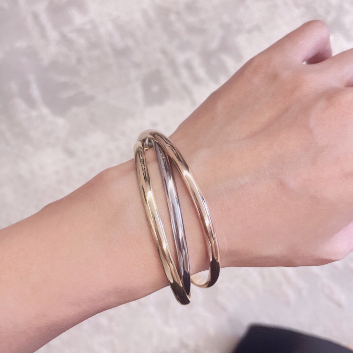 日本未入荷 カルティエ n級品 の三環三色ブレスレット