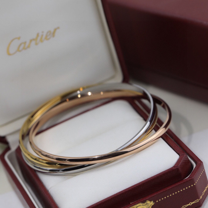 日本未入荷 カルティエ n級品 の三環三色ブレスレット
