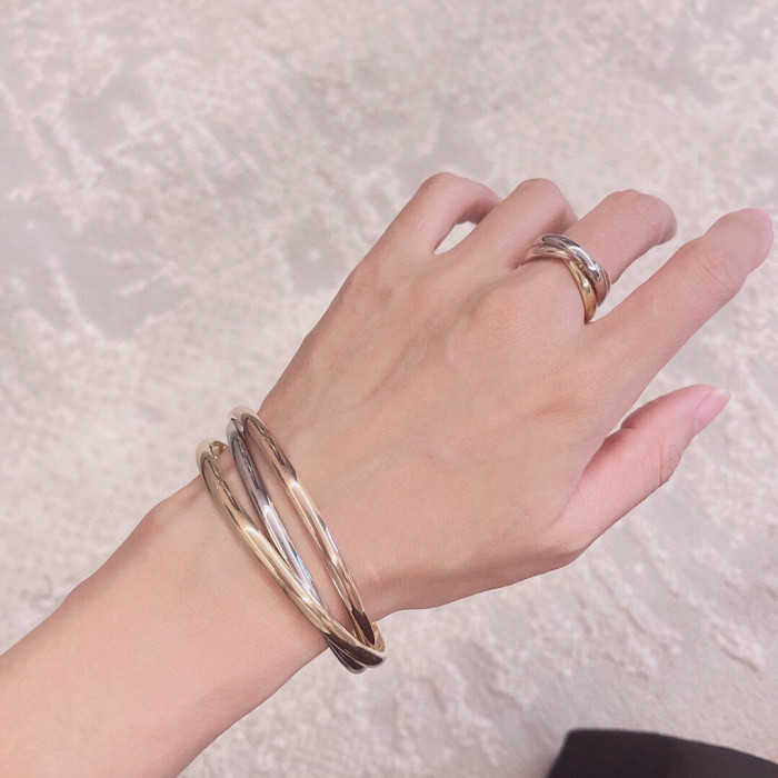 日本未入荷 カルティエ n級品 の三環三色ブレスレット