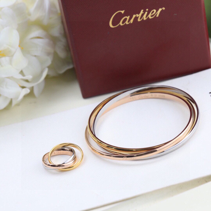 日本未入荷 カルティエ n級品 の三環三色ブレスレット