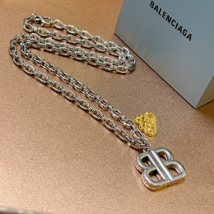 追跡付 バレンシアガ コピーおすすめ Balenciagaの ネックレス