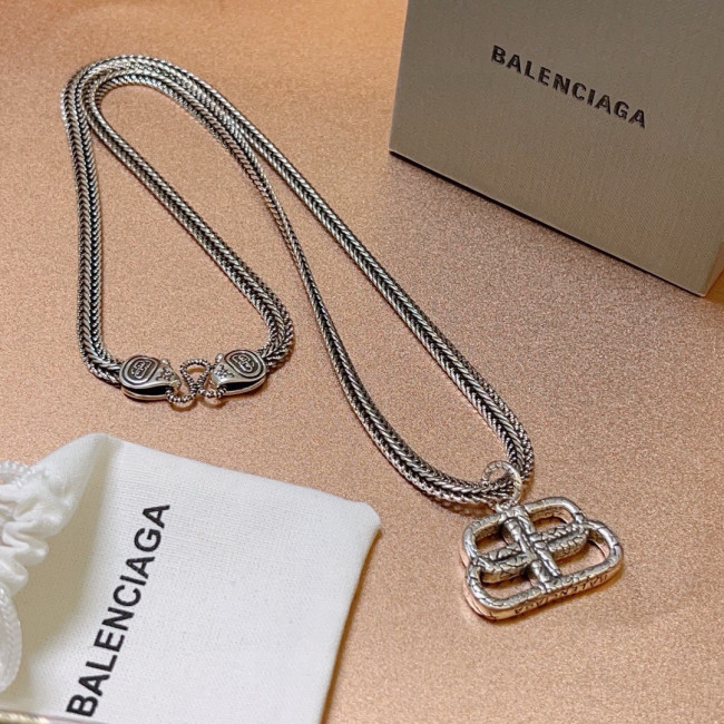 日本未入荷 バレンシアガ n級品 Balenciagaの ネックレス