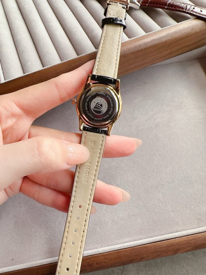 日本未入荷 オメガ コピー のOMEGA スタイリッシュなレディース石英腕時計4色