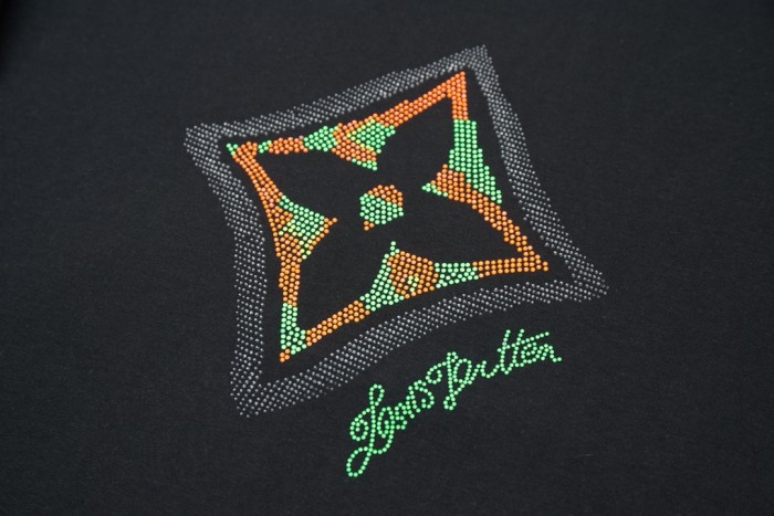 入手困難 ルイヴィトン n級品 25 SS春先の新作LVビーズ刺繍半袖