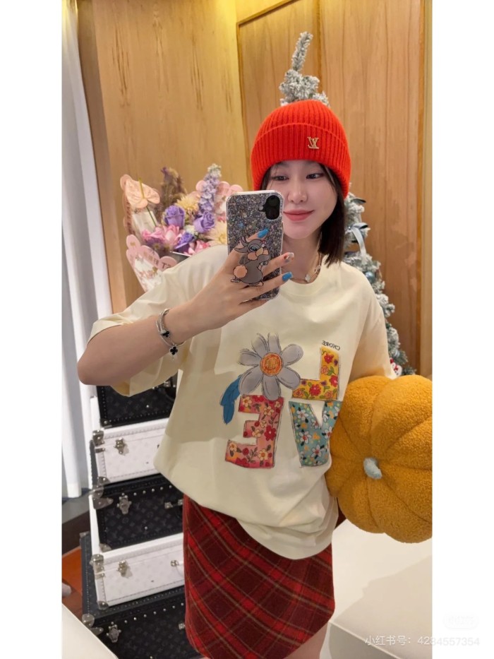 入手困難 ルイヴィトン コピー プリントアルファベットロゴラウンドネック半袖Tシャツ