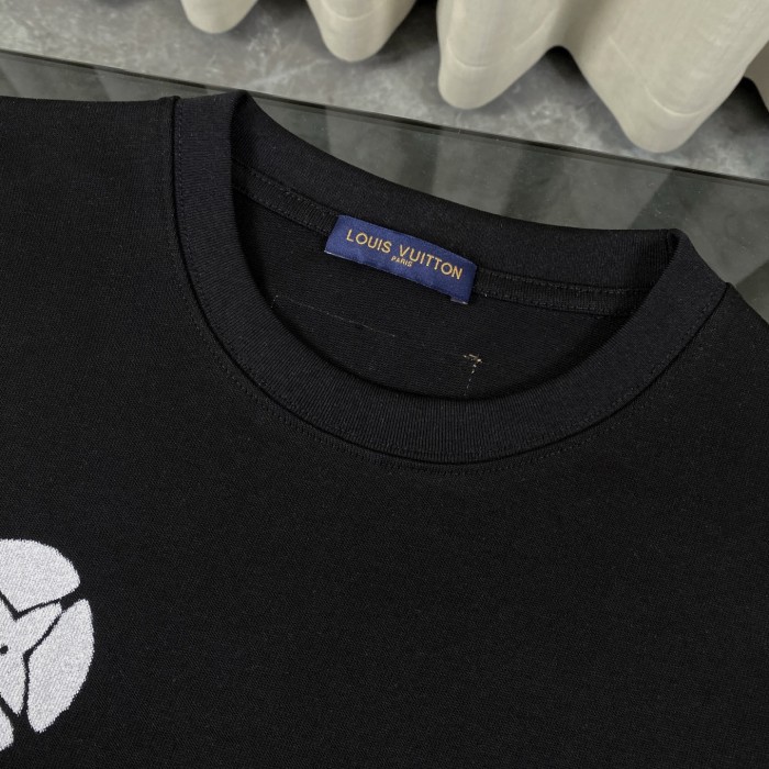 一目惚れ♪ ルイヴィトン コピー 25 ssクラシックなオールドフラワーのアルファベットロゴ落書き半袖Tシャツ