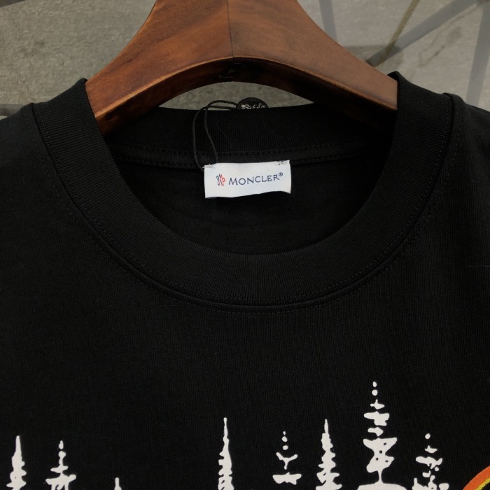 日本未入荷 モンクレール 偽物通販 の刺繍ロゴラウンドネック半袖Tシャツ